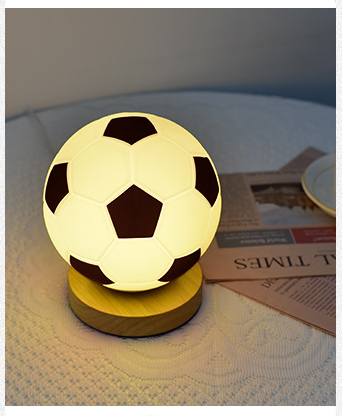 Luce notturna a forma di pallone da calcio alimentata tramite USB - Piccola lampada da tavolo in legno massello e vetro, LED bianco caldo per camera da letto, studio e cameretta dei bambini_voghion.com