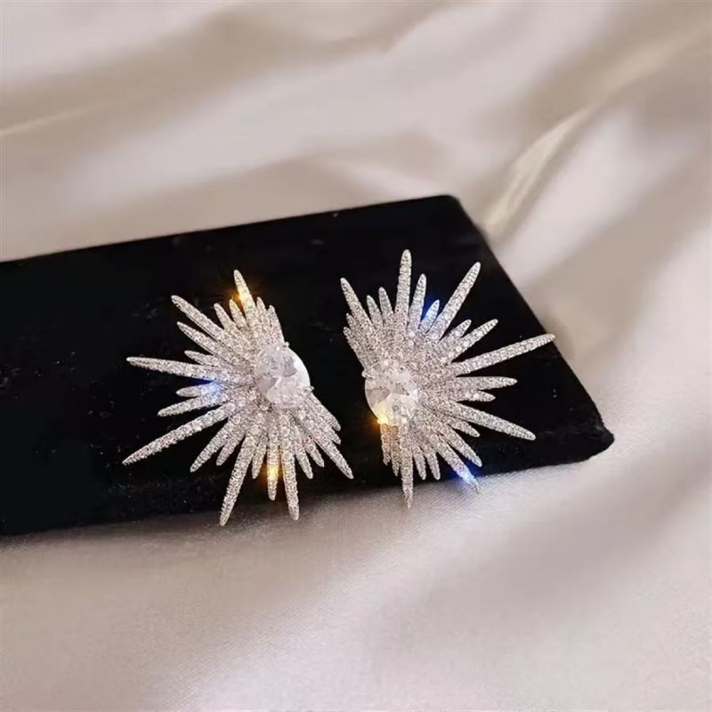 Light Luxury High-end Celebrity Temperament Shining Full Of Diamond Star Stud Earrings Fashionable Exquisite Cold Wind Earrings_voghion.com