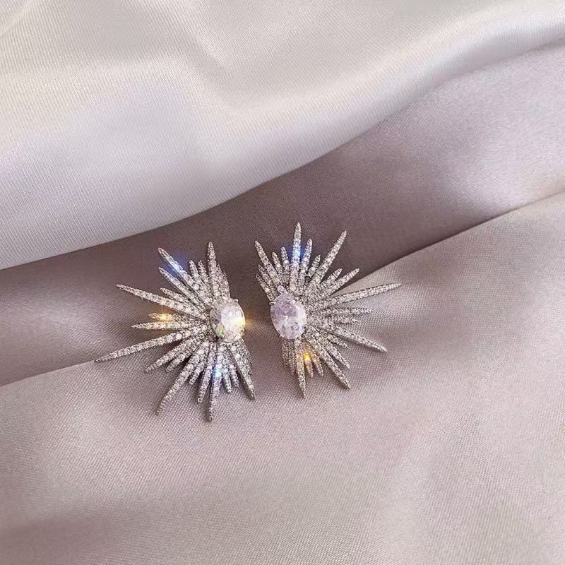 Light Luxury High-end Celebrity Temperament Shining Full Of Diamond Star Stud Earrings Fashionable Exquisite Cold Wind Earrings_voghion.com