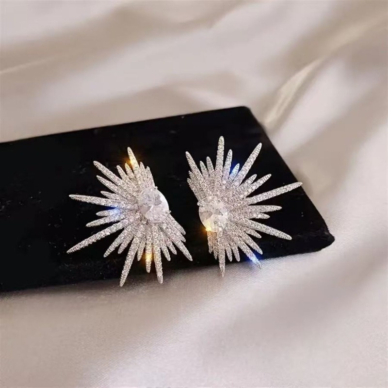 Light Luxury High-end Celebrity Temperament Shining Full Of Diamond Star Stud Earrings Fashionable Exquisite Cold Wind Earrings_voghion.com
