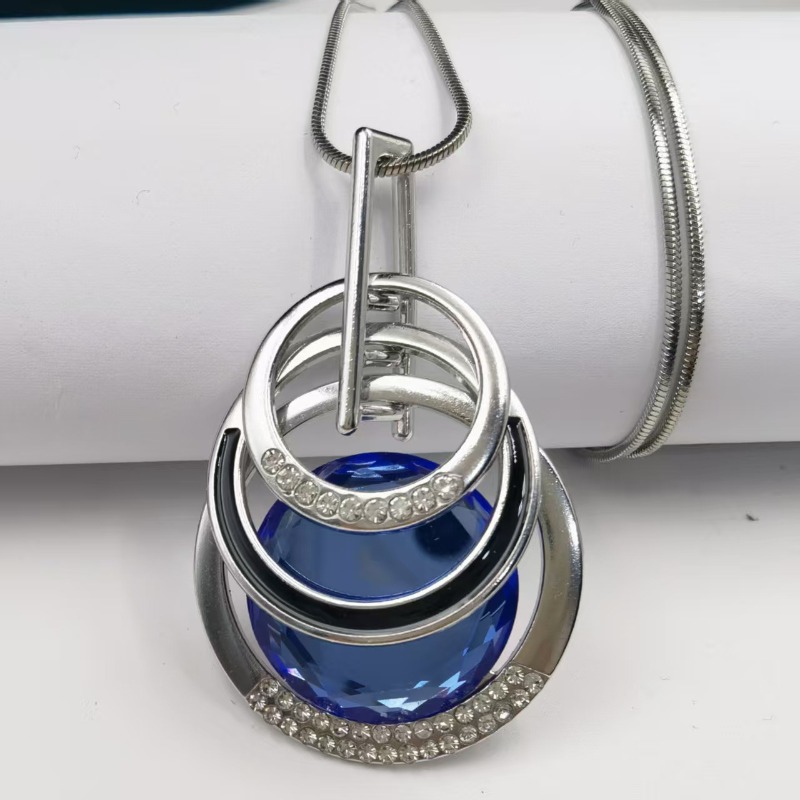 Collana lunga con pendente per donna gioiello moda autunno inverno_voghion.com