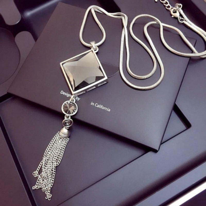Collana lunga con pendente per donna gioiello moda autunno inverno_voghion.com