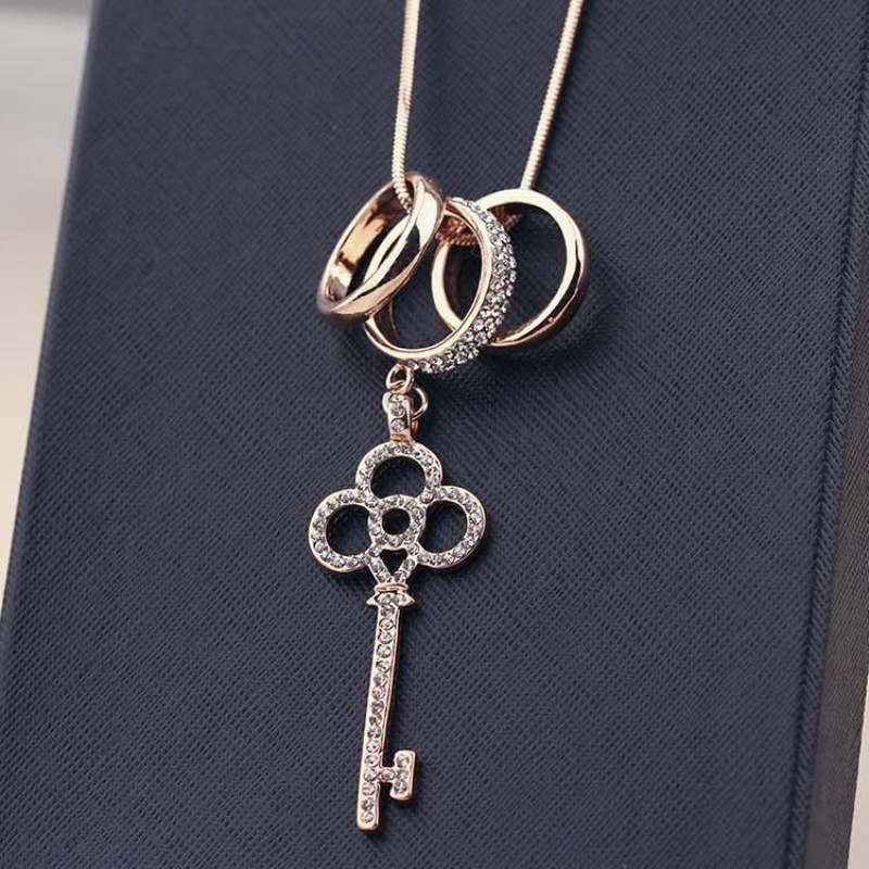 Collana lunga con pendente per donna gioiello moda autunno inverno_voghion.com