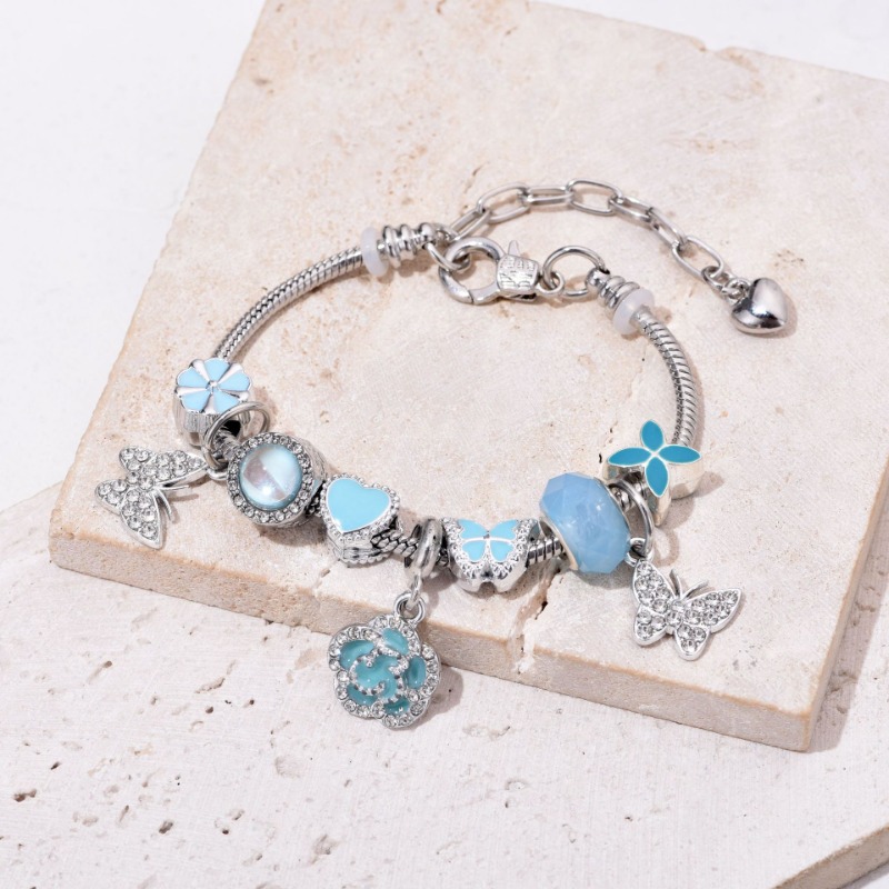 Bracciale con charm farfalla e fiore azzurro gioielli perline_voghion.com