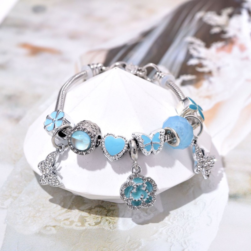 Bracciale con charm farfalla e fiore azzurro gioielli perline_voghion.com