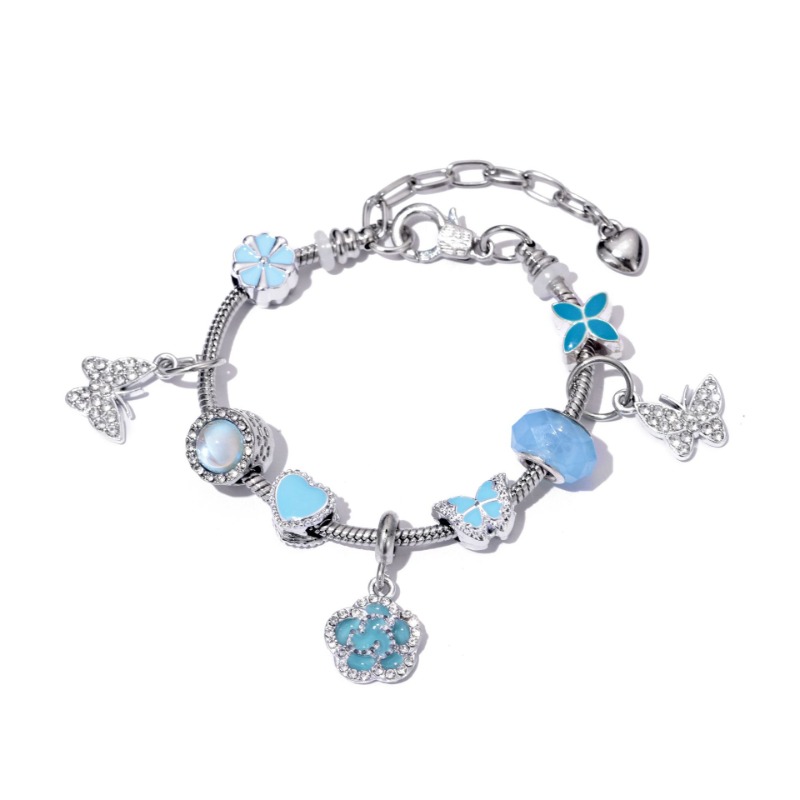 Bracciale con charm farfalla e fiore azzurro gioielli perline_voghion.com