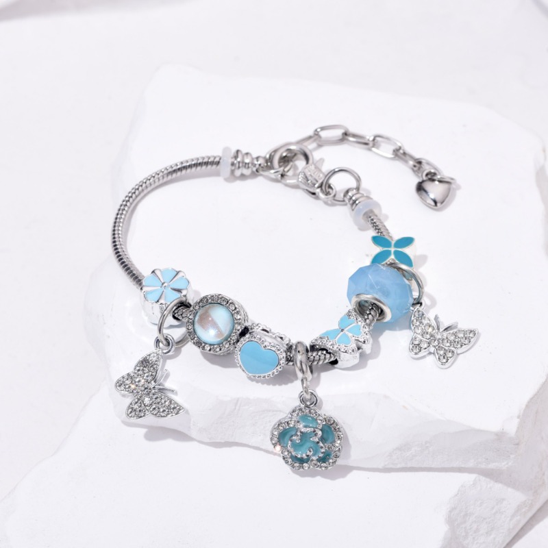 Bracciale con charm farfalla e fiore azzurro gioielli perline_voghion.com