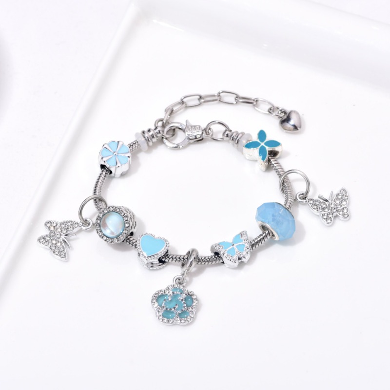 Braccialetto con ciondoli a farfalla e fiore azzurri | Gioielli con perline color argento_voghion.com