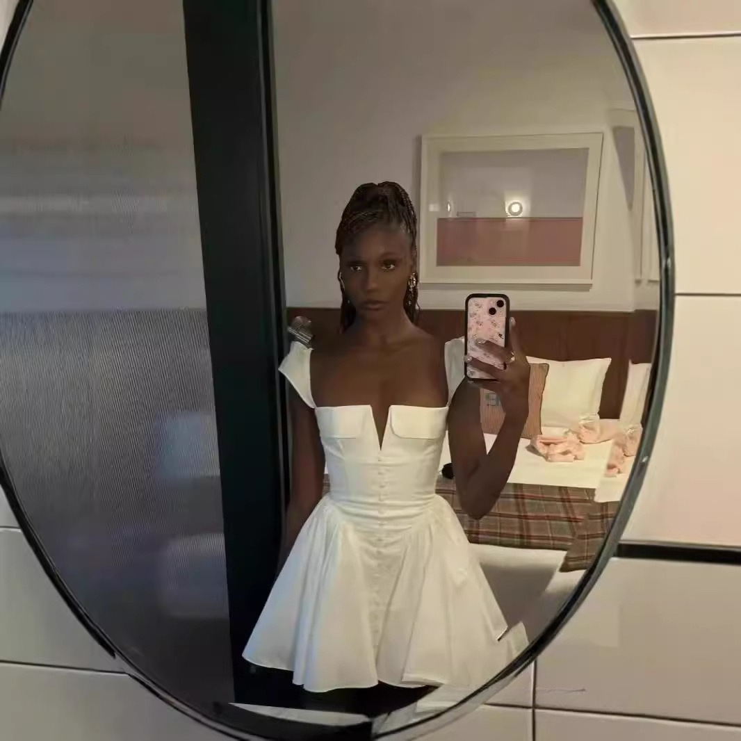 2026 Autumn Temperament V-neck White Pleated Waist Dress Slim Skirt_ecoleips.com