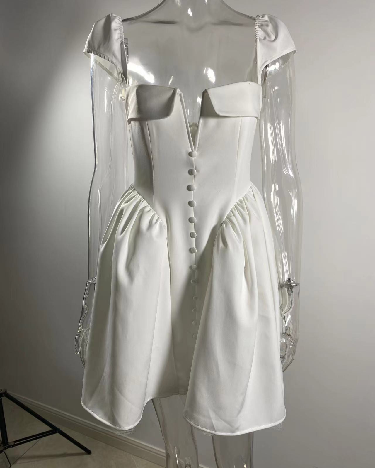 2026 Autumn Temperament V-neck White Pleated Waist Dress Slim Skirt_ecoleips.com